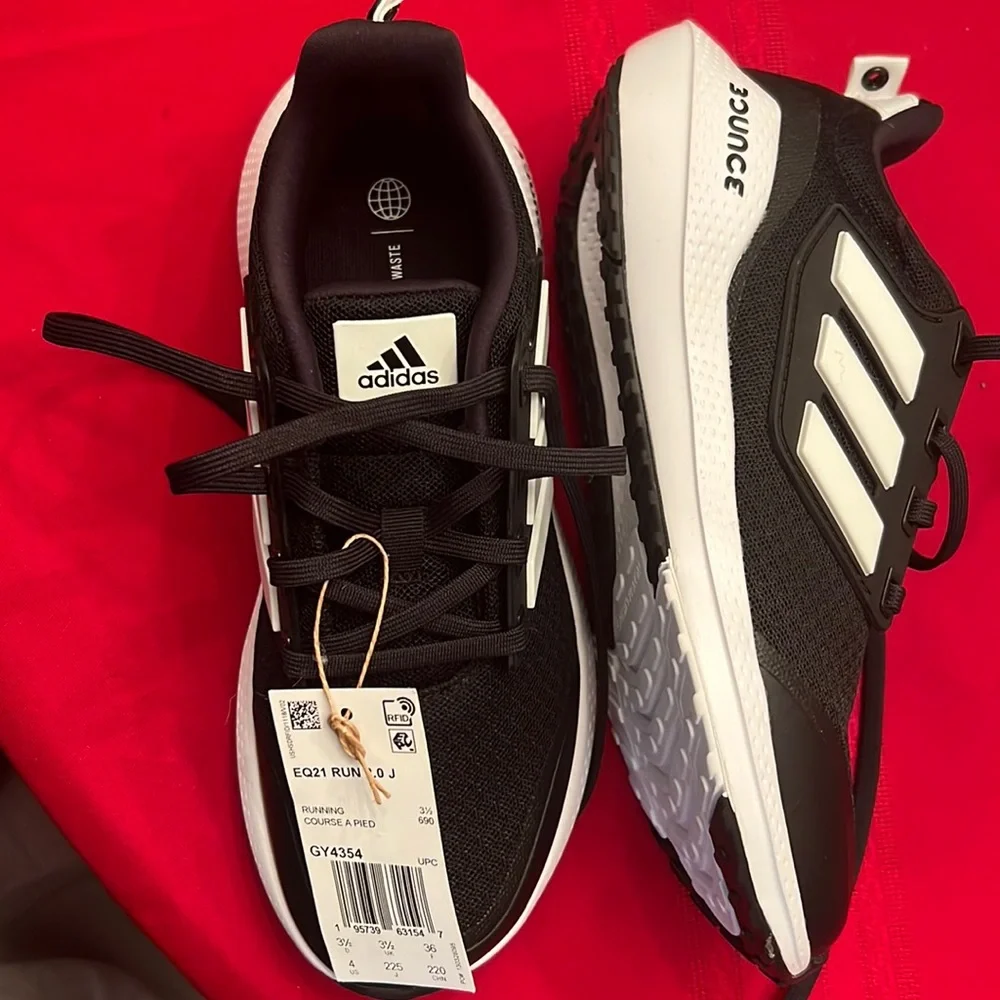 Adidas Bounce Boys shoes size 4 - Picture 1 of 4